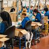 Женщины работают на фабрике по производству газированной воды в Израиле.