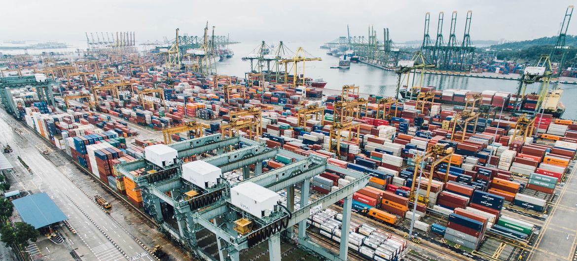 新加坡红山的一个繁忙的货运港口。
