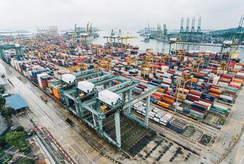 Оживленный грузовой порт в Букит-Мерах, Сингапур.