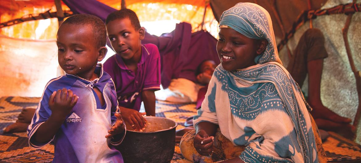 索马里目前经历的干旱是40多年来持续时间最长的一次，已迫使100多万人背井离乡。