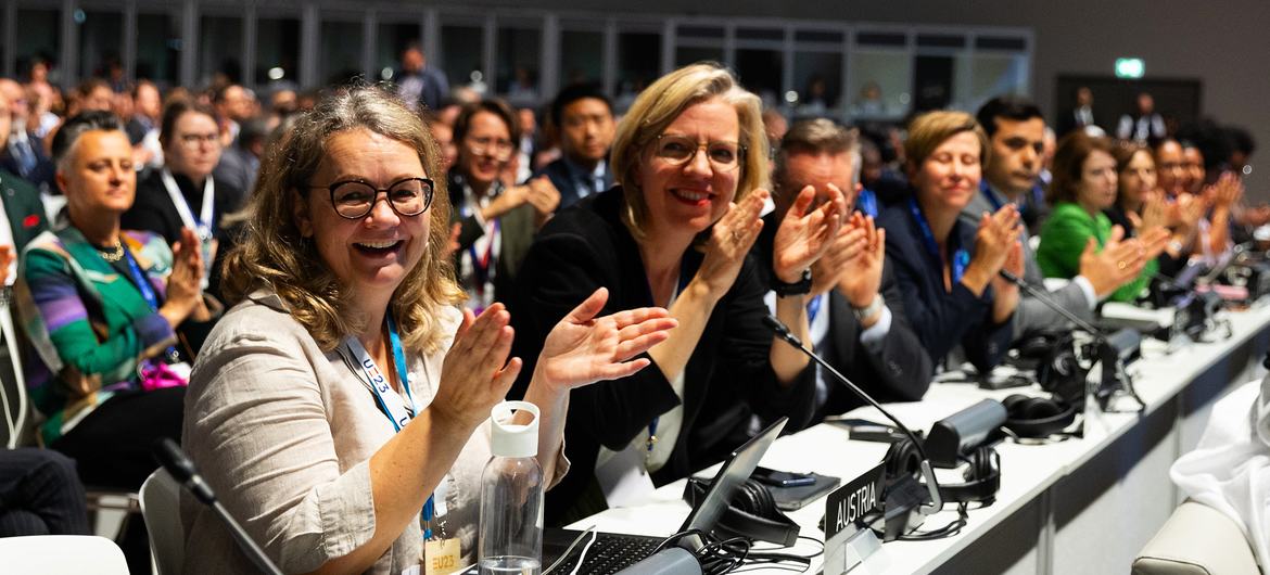 Participantes celebram o acordo na conferência climática da ONU, COP28