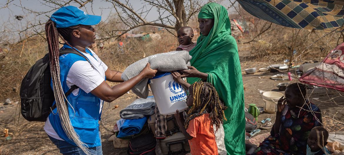 यूएन शरणार्थी एजेंसी - UNHCR, दक्षिण सूडान में शरणार्थियों को सहायता सामग्री वितरित करते हुए.