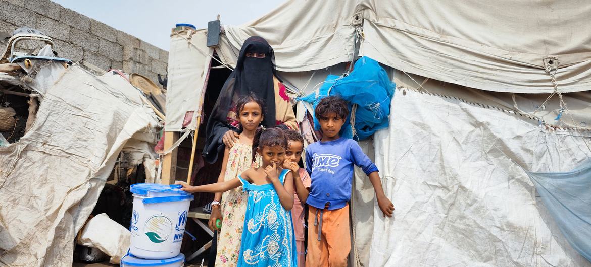 Una familia desplazada recibe suministros de ayuda en la provincia de Lahaj, en Yemen.