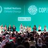 El presidente de la COP28, Sultan Jaber (centro), el representante de la ONU para el clima, Simon Stiell (cuarto de izaquierda a derecha), y otros participantes, de pie en el podio durante la clausura de la conferencia en Dubai.