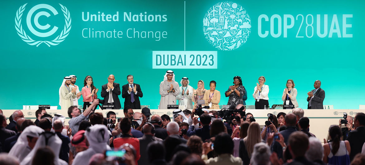 दुबई में आयोजित यूएन जलवायु परिवर्तन सम्मेलन, COP28 के समापन समारोह में, इस सम्मेलन के अध्यक्ष सुल्तान अल जाबेर, यूएन जलवायु प्रमुख साइमन स्टील और अन्य प्रतिभागी.