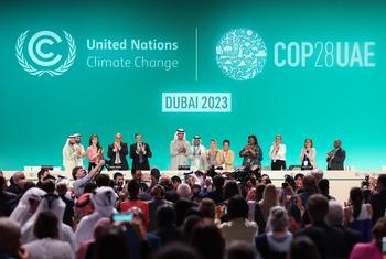 O presidente da COP28, Sultan Al Jaber ( no centro), o chefe do clima da ONU, Simon Stiell (quarto a partir da esquerda) e outros participantes no palco durante a Plenária de Encerramento da Conferência da ONU sobre Mudanças Climáticas, COP28, na Expo Ci…