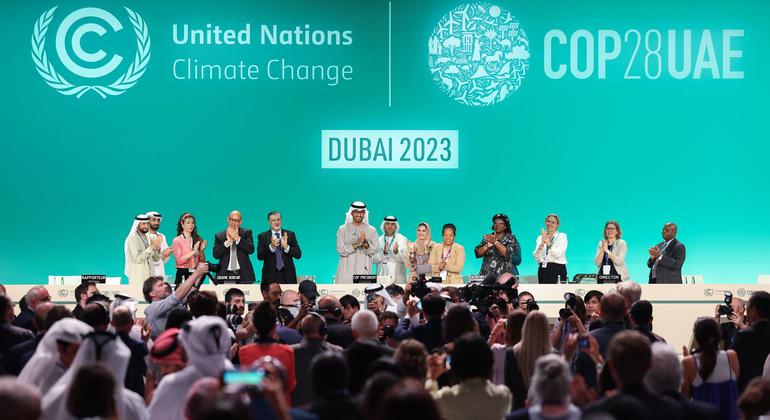 Le président de la COP28, Sultan Al Jaber (au centre) et d'autres participants à la clôture de la COP28 à Dubaï.