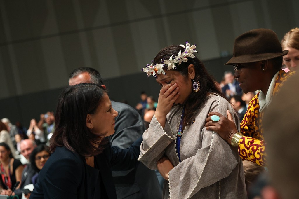 Moriana Philip, représentante des Îles Marshall, en larmes lors de la réunion plénière de clôture de la COP28 à Dubaï, aux Émirats arabes unis.