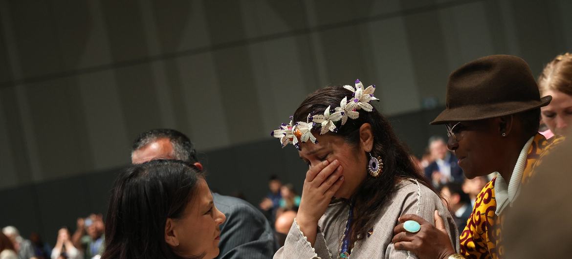 Moriana Philip, representante das Ilhas Marshall, em lágrimas durante a plenária de encerramento da COP28 em Dubai, Emirados Árabes Unidos