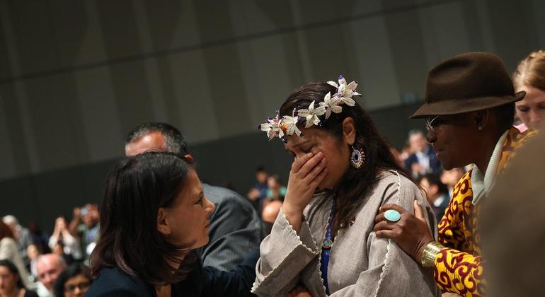 Moriana Philip, representante de las Islas Marshall, llora en la clausura de la COP28 en Dubai.