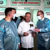 Директор Европейского регионального бюро ВОЗ Ханс Клюге (в центре) во время визита в больницу в Днепропетровске, Украина.