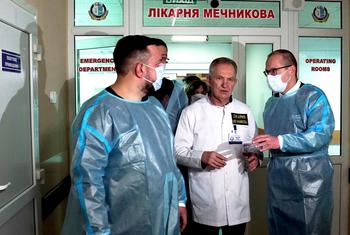 Директор Европейского регионального бюро ВОЗ Ханс Клюге (в центре) во время визита в больницу в Днепропетровске, Украина.