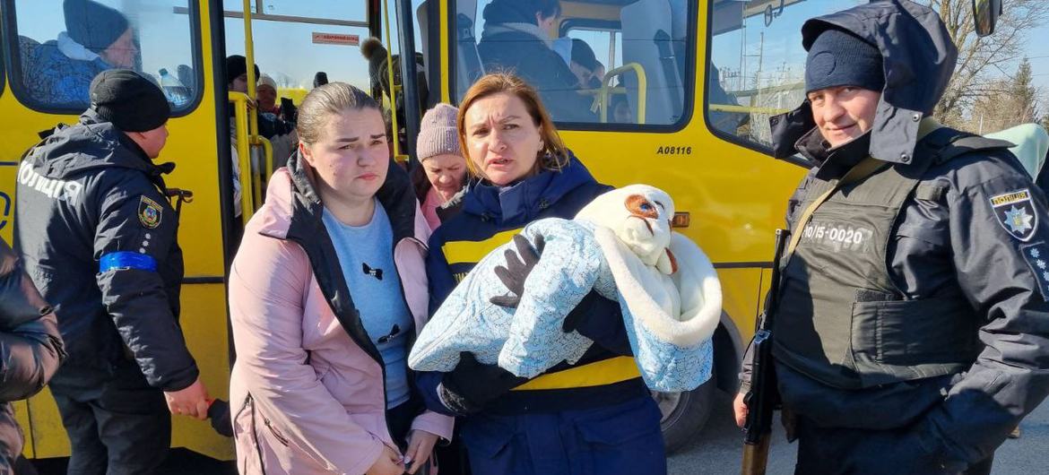 Эвакуированные жители Бучанского района Киевской области получают медицинскую и психологическую помощь.