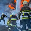  Bombeiros combatem um incêndio causado por um ataque de míssel na região de Kiev (arquivo)
