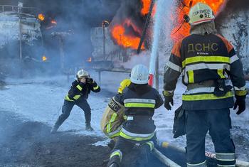 یوکرین پر میزائل حملے کے بعد فائر بریگیڈ کا عملہ کیئو کے علاقے میں آگ بجھانے کی کوشش کر رہا ہے (فائل فوٹو)۔