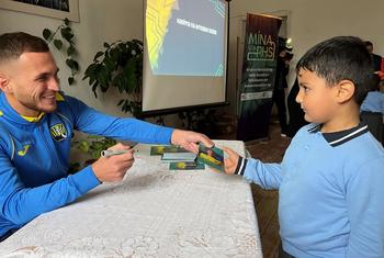 Звезды футбола информируют детей об опасности мин в Азербайджане. 