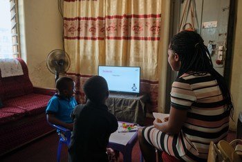 Во время пандемии многим матерям пришлось бросить работу или перейти на неполную занятость.