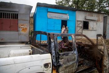 Un enfant est assis à l'intérieur d'un véhicule incendié lors des combats dans la région du Tigré, dans le nord de l'Éthiopie.
