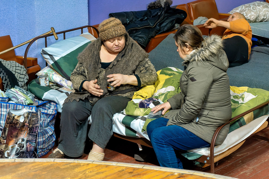 Des femmes dans un centre en Ukraine pour les personnes déplacées par la guerre.