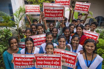 अद्विका बैठक के बाद छात्रों ने आंगनवाड़ी केन्द्र में बाल विवाह विरोधी पोस्टर लहराए.