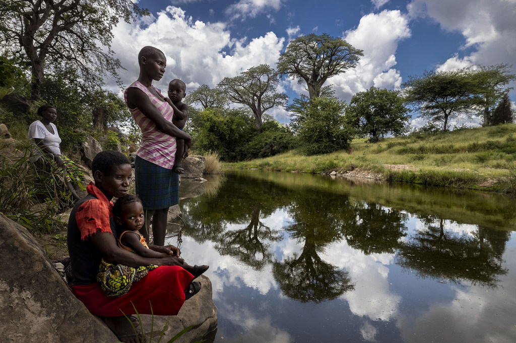 Mujeres de la zona se reúnen en el río en Mucheni, Zimbabwe.