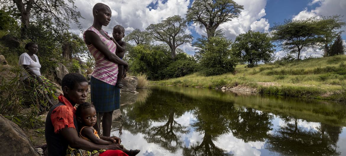 Mulheres locais se reúnem em um rio em Mucheni, Zimbábue