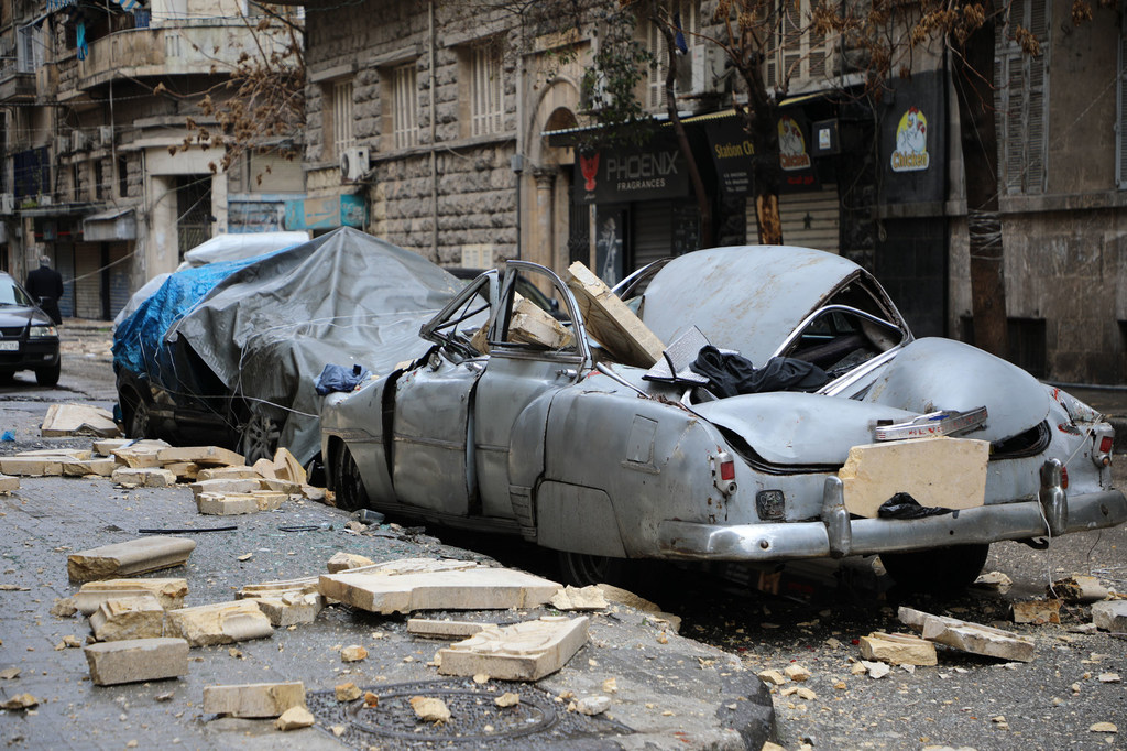La force destructrice du tremblement de terre est visible dans le quartier de la rue Bagdad à Alep, en Syrie.