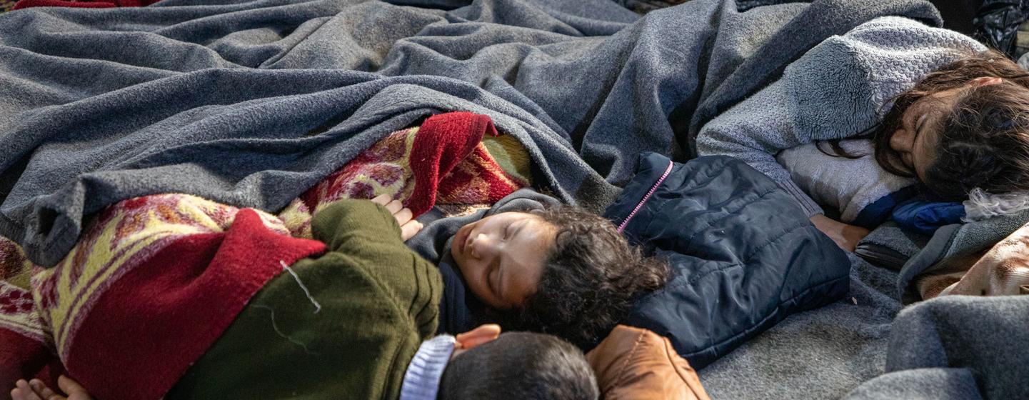 Des enfants dorment dans une mosquée du quartier d'Al-Midan à Alep, en Syrie