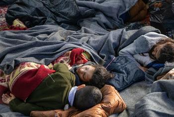 孩子们睡在叙利亚阿勒颇的一座清真寺里。