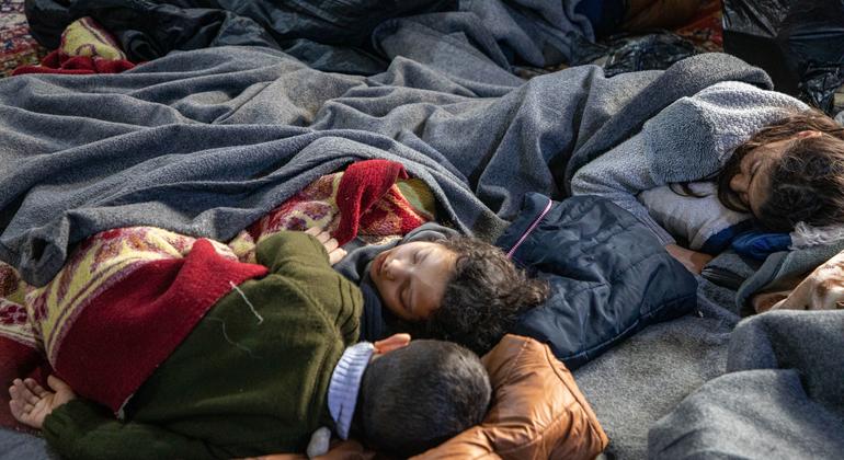 Лишившиеся крова дети нашли временное убежище в мечети в Алеппо, Сирия.