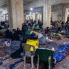Familias refugiadas en una mezquita del distrito de Al-Midan, en Alepo (Siria), que se ha convertido en un refugio colectivo.