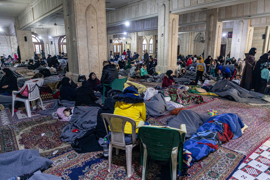 叙利亚阿勒颇的一座清真寺变成集体避难所，许多家庭在此避难。 