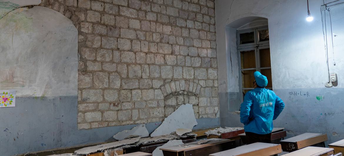 Un trabajador de UNICEF inspecciona los daños causados por el reciente terremoto en la escuela Almahabbeh de la ciudad de Alepo, en el norte de Siria. 