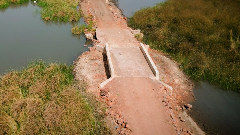 Gorong-gorong jalan yang dibangun dengan program UNCDF yang didanai Uni Eropa di Gambia