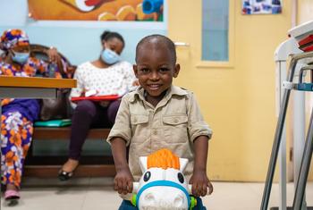 Un garçon de deux ans atteint d'une leucémie et traité par chimiothérapie joue en attendant de voir un médecin dans un hôpital au Ghana.