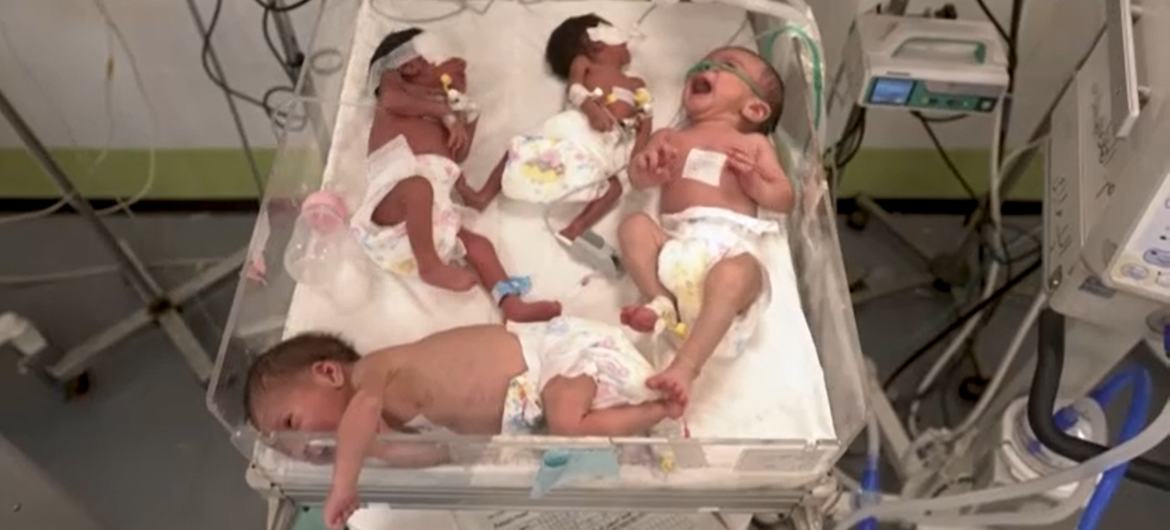 أربعة أطفال في سرير واحد في مستشفى الهلال الإماراتي للولادة برفح.