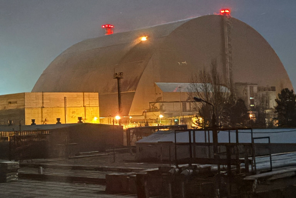 Moto kwenye Kitengo Kipya cha Usalama (NSC) kwenye Kiwanda cha Nguvu za Nyuklia cha Chornobyl kufuatia shambulio la ndege isiyo na rubani mnamo 14 Februari 2025.