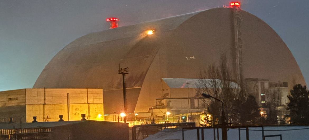 Vuur op de nieuwe veilige opsluiting (NSC) op de locatie van de kerncentrale van Charnobyl na een drone -aanval op 14 februari 2025.