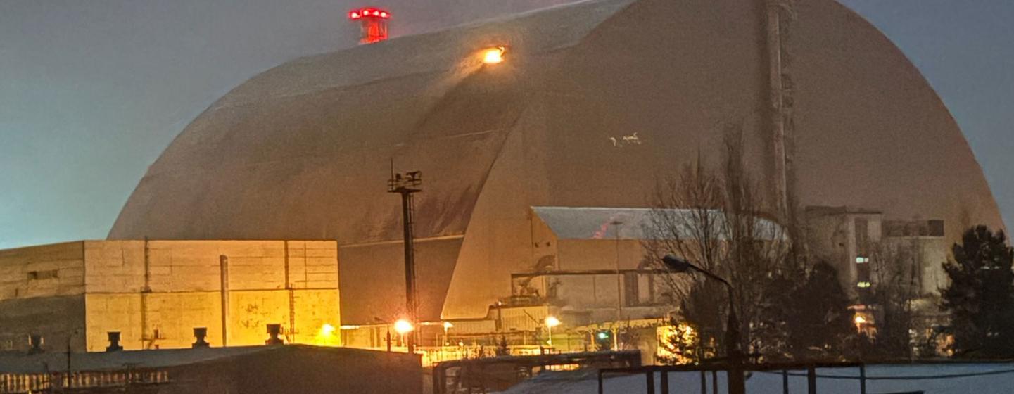 Incendie dans le nouveau confinement sûr (NSC) sur le site de la centrale nucléaire de Tchernobyl suite à une attaque de drone le 14 février 2025.