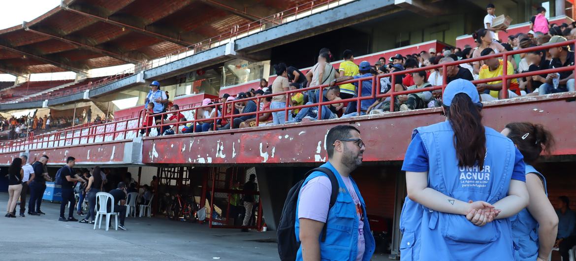 Ativistas do ACNUR do General Santandar Stadium, Kakutar, onde milhares de pessoas deslocadas vieram de Katatumbo.