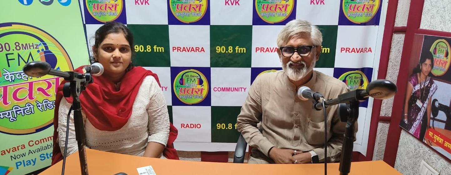 गायत्री महासके, केवीके प्रवरा नामक सामुदायिक रेडियो चलाती हैं.