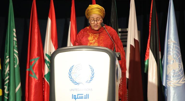 نائبة الأمين العام للأمم المتحدة تلقي كلمة أمام المنتدى العربي للتنمية المستدامة، الذي تنظمه الإسكوا في بيت الأمم المتحدة في بيروت