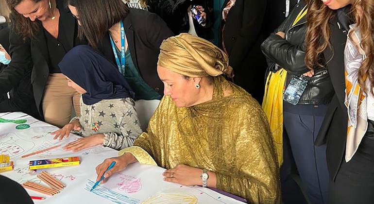 السيدة أمينة محمد، نائبة الأمين العام للأمم المتحدة، في جلسة تفاعلية مع أطفال يستفيدون من مركز استقبال أطفال الشوارع الذي تدعمه اليونيسف في برج حمود (بيروت)، يوم الاثنين 13 آذار/مارس، لبنان.