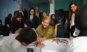 طفل صغير يقوم برسم يد السيدة أمينة محمد، نائبة الأمين العام للأمم المتحدة، في جلسة تفاعلية مع أطفال يستفيدون من مركز استقبال أطفال الشوارع الذي تدعمه اليونيسف في برج حمود (بيروت)، يوم الاثنين 13 آذار/مارس، لبنان.