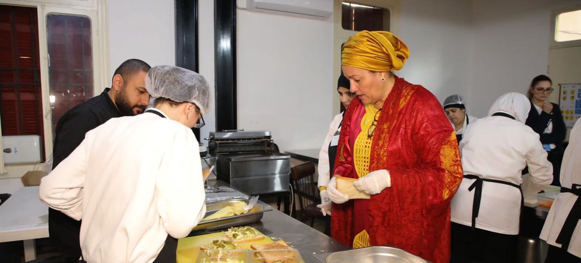 La vice-secrétaire générale a pu visiter, avec les coordinateurs résidents des Nations Unies de la région arabe, une cuisine communautaire à Beyrouth pour les personnes handicapées physiques.   