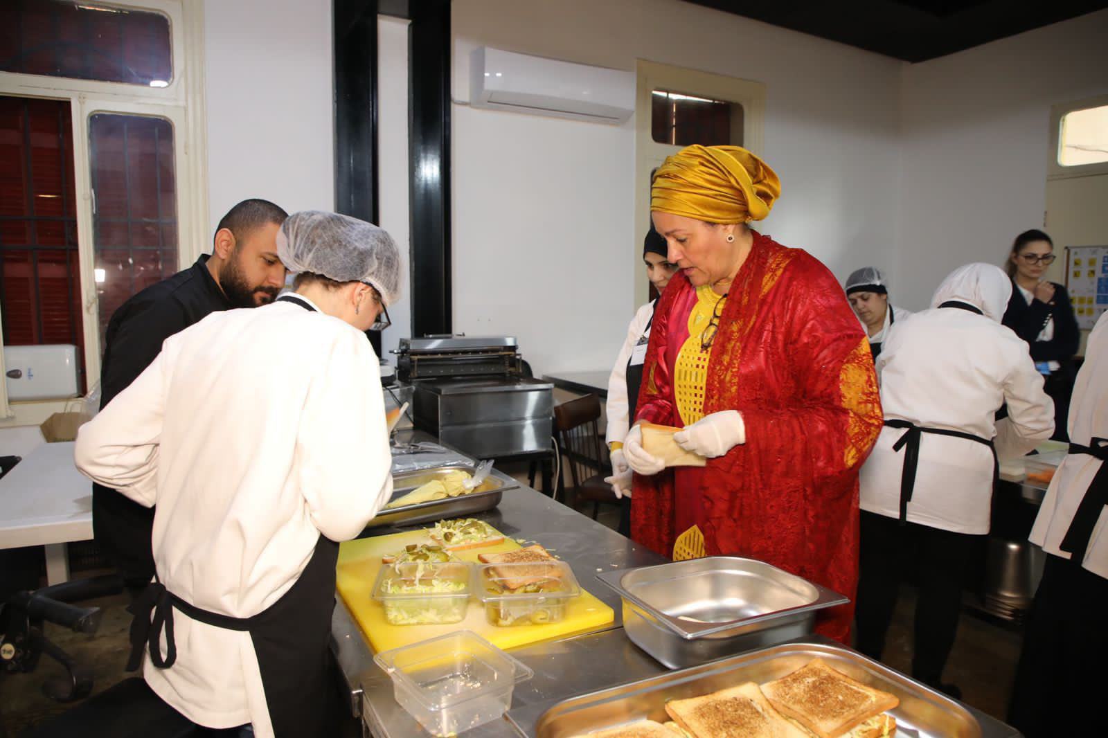 السيدة أمينة محمد، نائبة الأمين العام للأمم المتحدة، مع المنسقين المقيمين في المنطقة العربية، أثناء زيارتهم لمشروع Access Kitchen المدعوم من قبل هيئة الأمم المتحدة للمرأة واليونيسيف لبنان وشاركوا النساء ذوات الإعاقة المستفيدات من المشروع، 14 مارس 2023، ل…