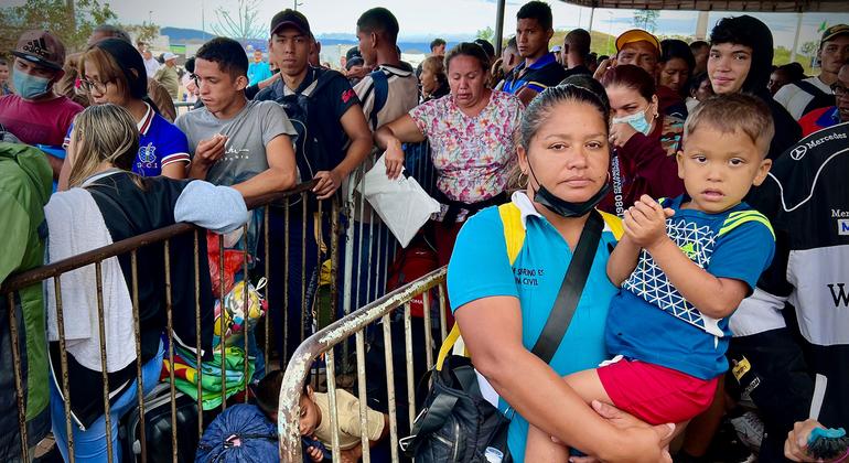 Migrantes y refugiados venezolanos hacen fila en Pacaraima una ciudad fronteriza del norte de Brasil.