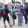 Los equipos de la OIM ofrecen paquetes de alimentos, agua, kits de higiene, ropa para el frío e información sobre el camino a seguir a los migrantes venezolanos en tránsito en Quito, Ecuador (foto de archivo). 