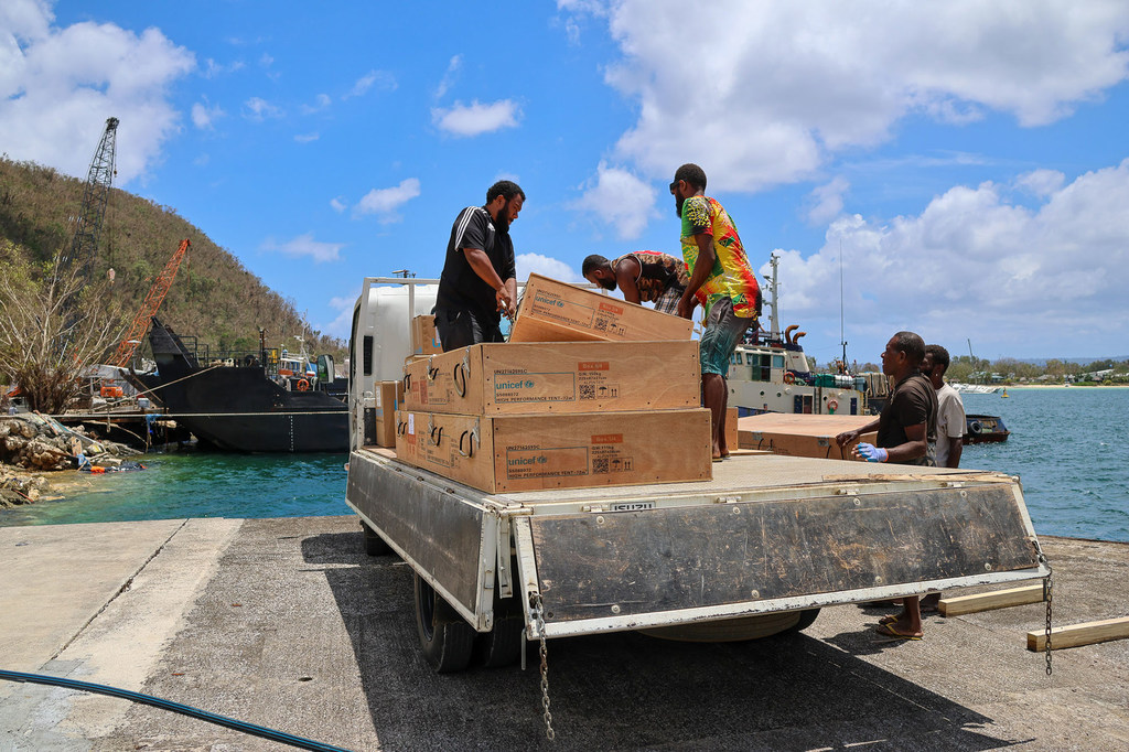 Entrega de suministros médicos en Vanuatu después de que fuera azotado por dos ciclones de categoría 4 en apenas tres días.