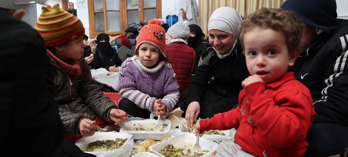 يقدم برنامج الأغذية العالمي وجبات الطعام للأسر في حلب المتضررة من الزلزال الأخير في سوريا.